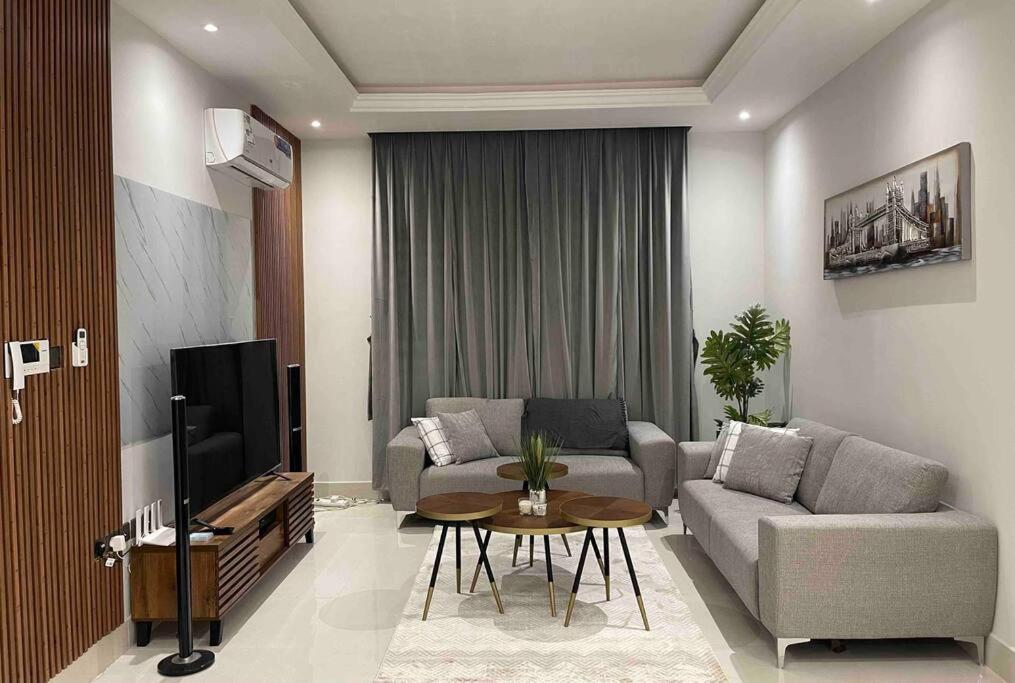 Luxury Of 3 Bedrooms With Living Apartment *